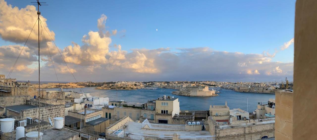 Valletta Luxe 3-Bedroom Duplex Penthouse With Sea View Terrace And Jacuzzi Valeta Quarto foto